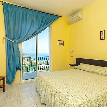 Ape Regina 3*
